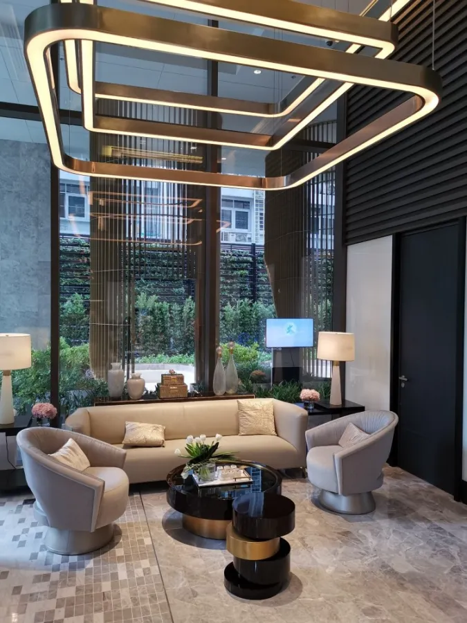 For rent, 28 Chidlom, 16th floor, beautiful room, luxurious decoration, well furnished, I can say that it's very nice to live in. Book now.