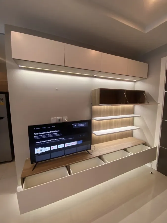 For sale/rent: The Metropolis condo, beautiful unit, high floor, clean, excellent ventilation, ready to move in.