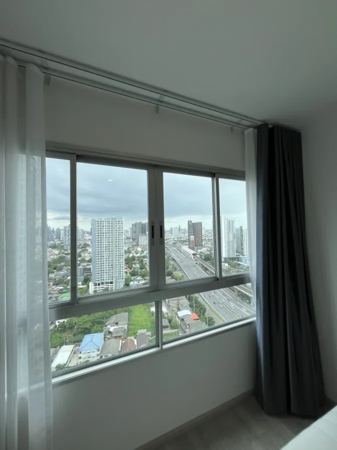 For sale/rent: Elio Sathorn-Wutthakat. A lovely unit in a great location with stunning city views from a high floor. Book now!