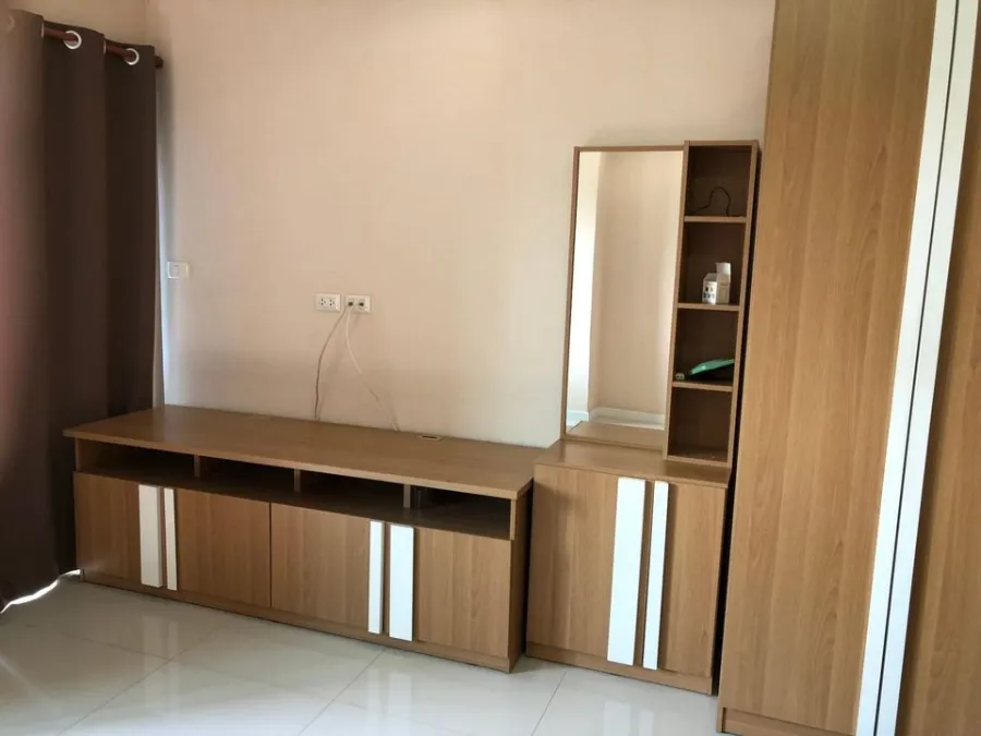 Urgent sale, Condo Sense of London, it's worth buying by yourself. Or rent it privately, the sound is not loud, hurry to reserve