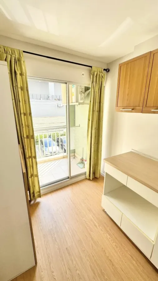 For sale or rent: Lumpini Condo Town Ramindra-Lat Pla Khao. A lovely room with complete furnishings. Just bring your bags and move in!