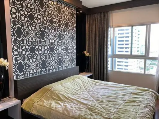 For rent, Q House Sathorn, beautiful decoration, beautiful wallpaper. with complete electrical appliances You can just come in.