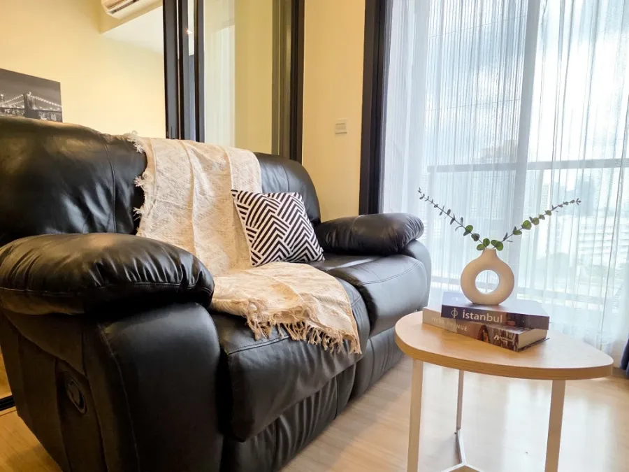 For rent: M Jatujak, high floor room, spacious and comfortable. Hurry and reserve now!