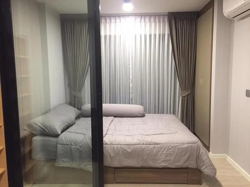 ห้อง 1 Bed ตกแต่งอย่างดี ติดวอลผนังทั้งห้อง ชุดผ้าปูที่นอนก็มีให้ เฟอร์+ไฟฟ้าครบ นัดดูห้องจริงเลย ชอ