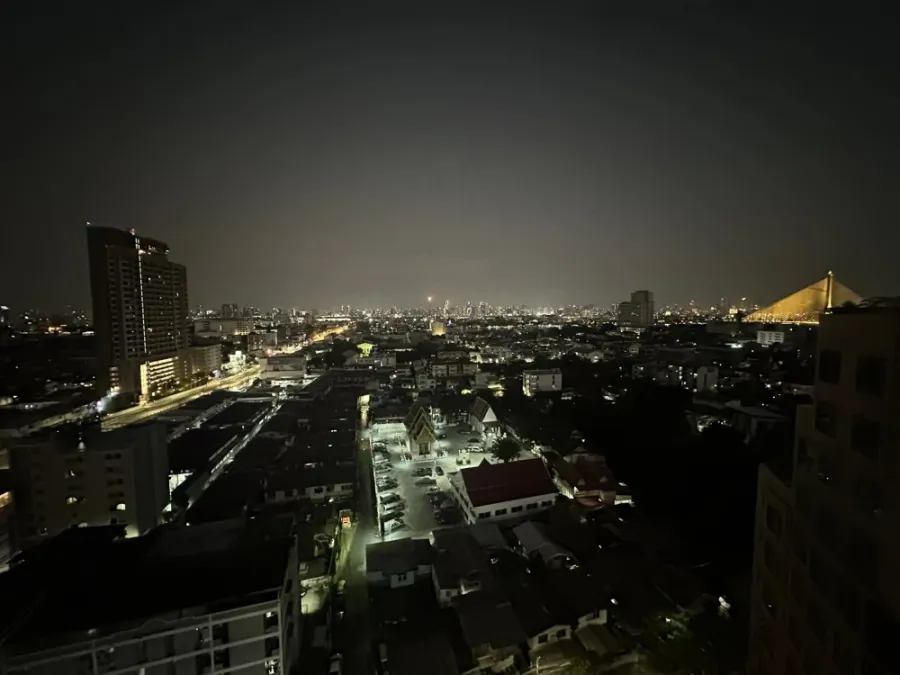 For sale: Brix Condominium, 17th floor, Chao Phraya River view, fully furnished, just bring your bags and move in.