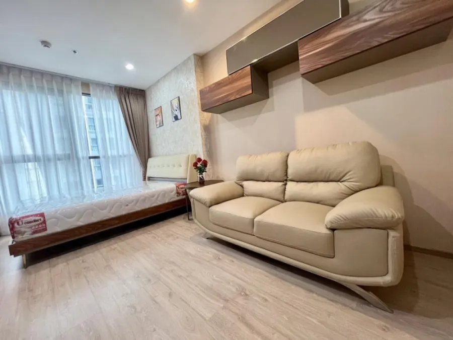 For rent, Ideo Q Chula - Samyan, STUDIO room, well decorated. Install wallpaper throughout the room. Don't miss it.