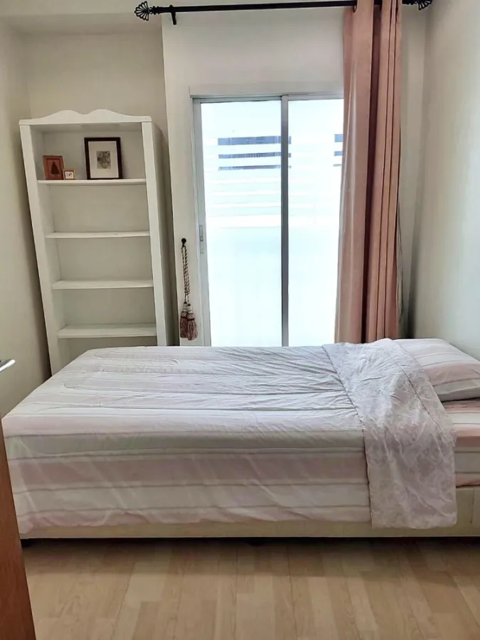For rent: Heritage Sukhumvit, condo in the heart of the city, 2 bedrooms, 2 bathrooms, very spacious room. Big sofa, very comfortable to sit on. Book