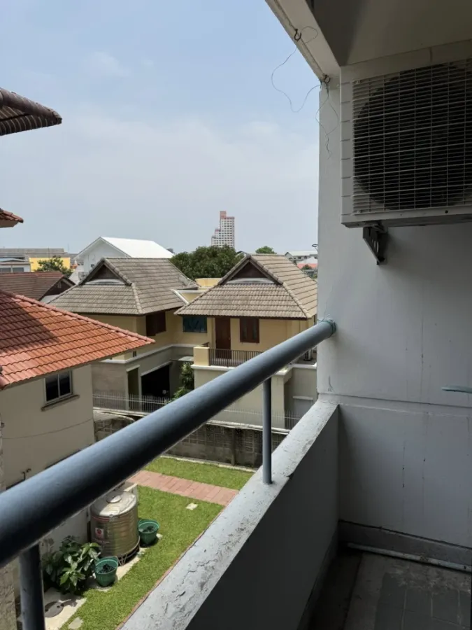 Selling a lovely unit at Garden Court, 3rd floor, fully furnished. Don't miss this great deal!