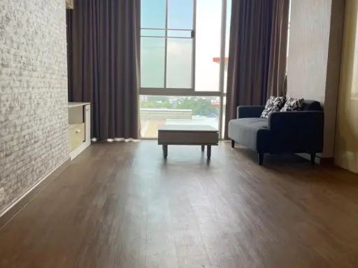 For rent: The Iris Srinakarin, 8th floor, very spacious room, very good view, very good atmosphere. If you don't reserve, you will regret it.