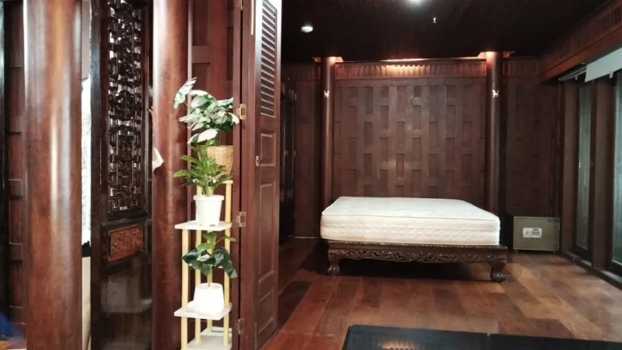 Condo for rent, The Royal Place 2, decorated in Thai house style. Lots of usable space Suitable for relaxation