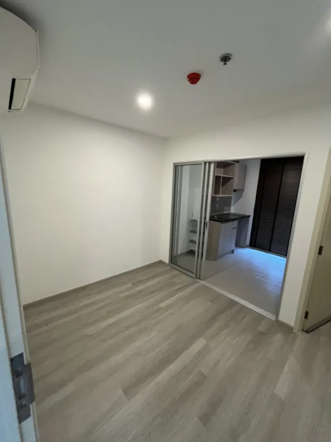 For sale/rent: Elio Sathorn-Wutthakat. A lovely unit in a great location with stunning city views from a high floor. Book now!