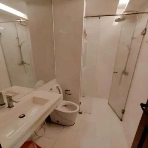 Emerald Residence Ratchada for sale, corner unit, very private, wallpapered throughout, built-in, complete with appliances, ready to move in.