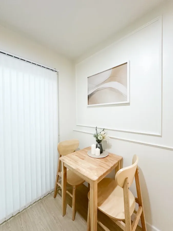 Selling a beautifully decorated Lumpini Ville Onnut 46 condo. Fully furnished with built-in features in a calming white color scheme. Affordable price