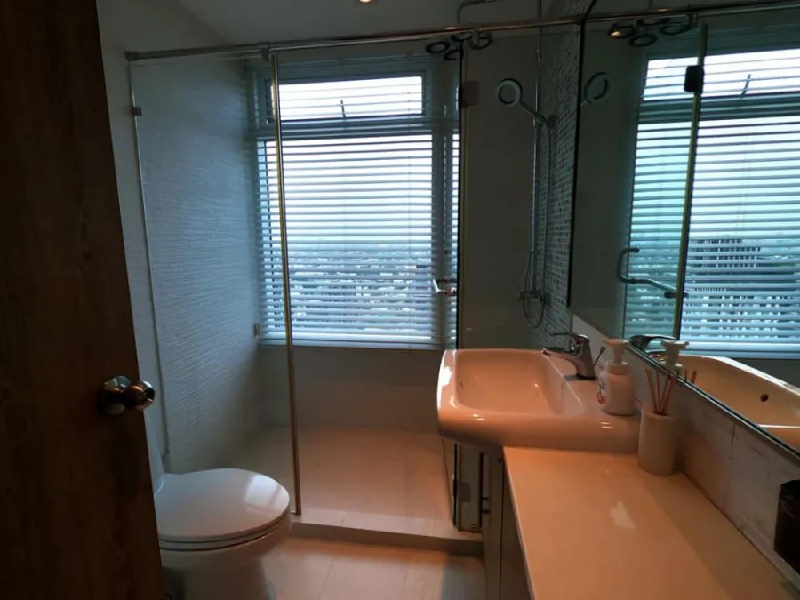Quick sale!! Condo Fullerton Sukhumvit, Duplex Penthouse Near the train station. Hurry up to reserve!!