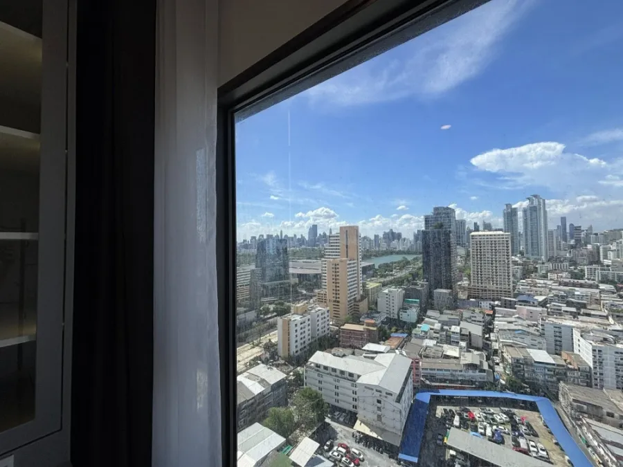For sale or rent: Life Rama 4 Asok, corner unit, 23rd floor, Benjasiri Park view, built-in furniture, fully furnished with appliances. Book now!