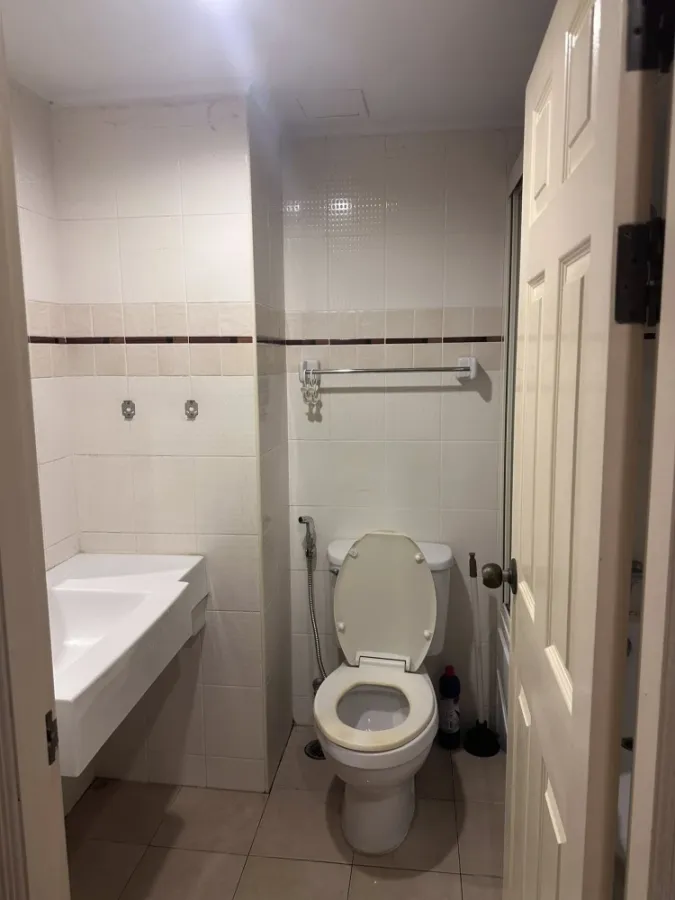 For rent: Lumpini Place Ratchada–Thapra, high floor unit, nice and breezy, fully furnished. Book now!