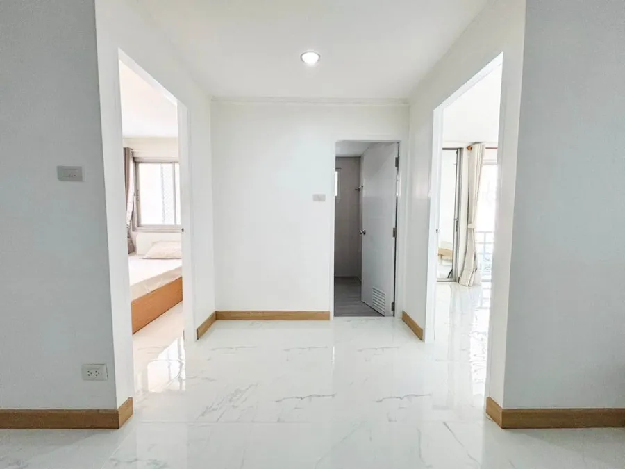Condo for rent, The Waterford Rama 4, decorated in marble pattern, white tone, lots of usable space. Ready to move in