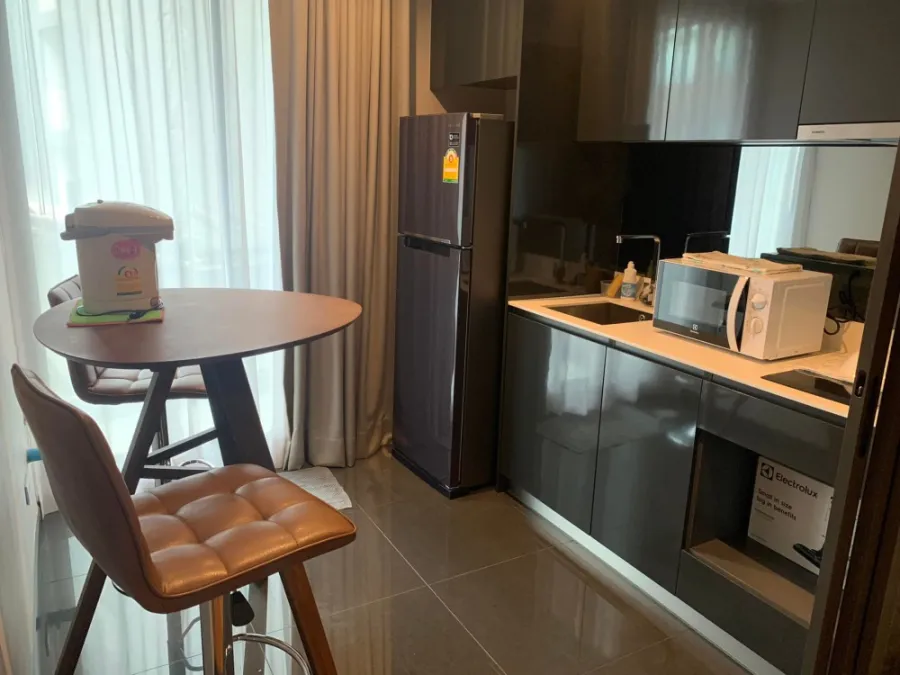 For rent Altitude Samyan-Silom, ready to move in. Fully furnished with built-in bathtub Make up your mind before you miss it.