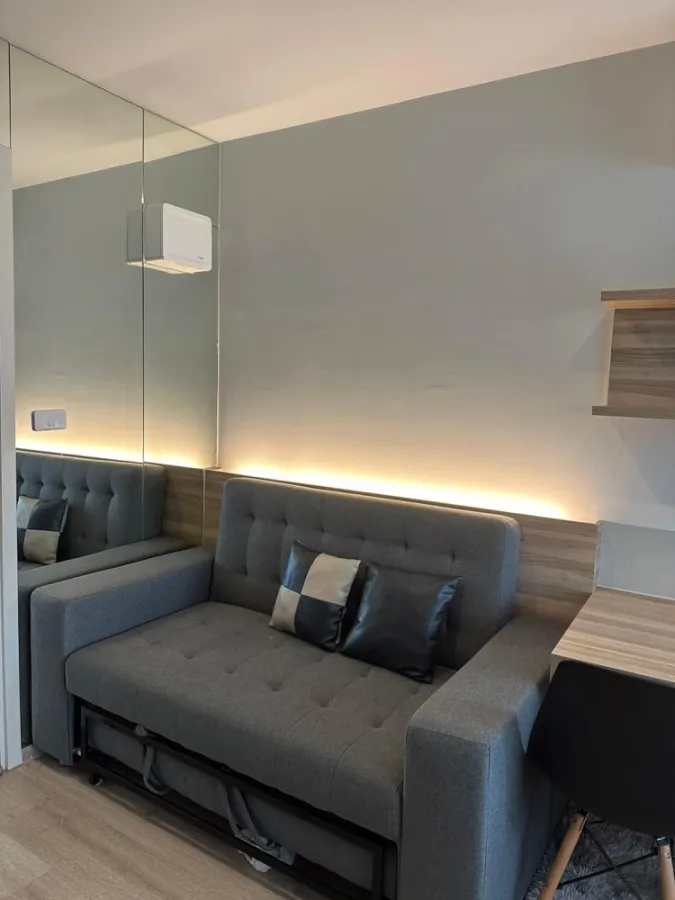 For rent: Elio Del Moss Phahonyothin 34, room decorated with nice built-ins. The sofa can be adjusted to sleep. Book now, don't miss out. ​