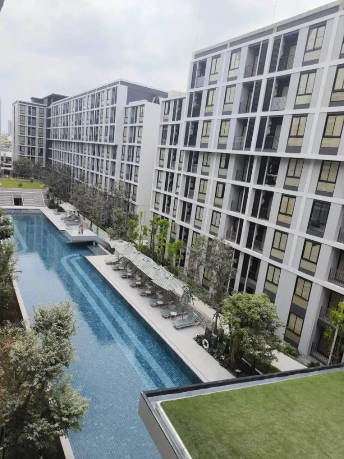 Selling down payment Nue Cross Khu khot Station, white room, easy on the eyes. Plus lots of furniture, complete in one place.