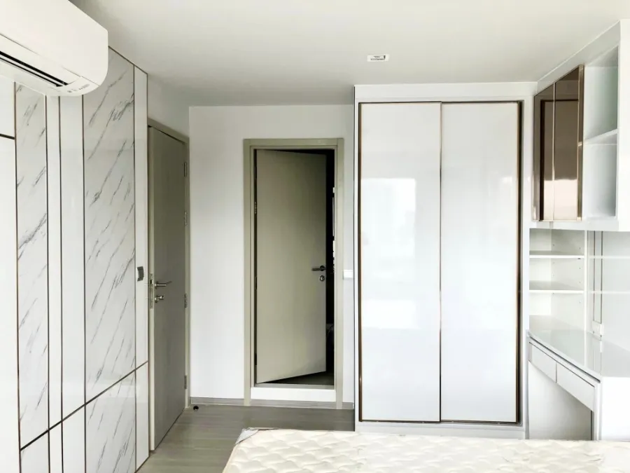 Condo for sale/rent, Life Lat Phrao, decorated with built-in marble patterns, high floor, east facing, just come and move in.