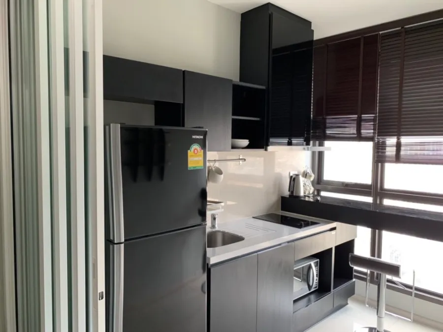 Condo for rent, Rhythm Sukhumvit 44/1, high floor, good view, complete with furniture and electrical appliances.