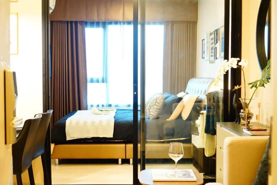 For rent!! Life Asoke, near the BTS, decorated by a designer, luxurious style, in the heart of the city, great view, fully furnished with famous brand