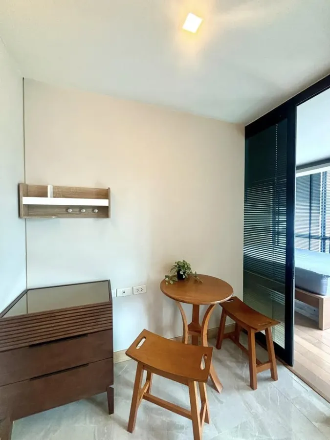 For rent: Socio Ruamrudee, corner room, 6th floor, very good view, fully furnished, just come and move in.
