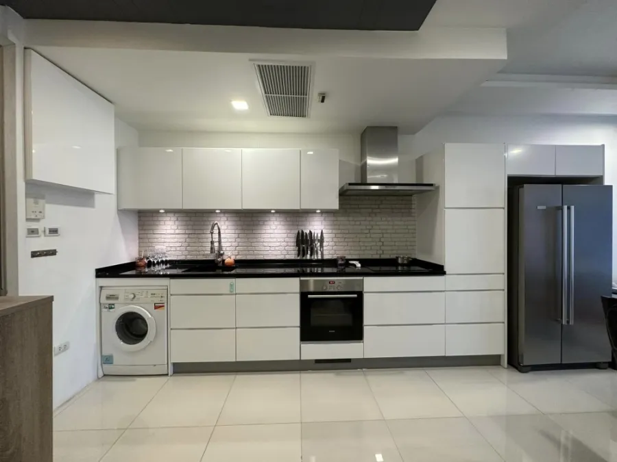 ขาย Apus condo พัทยากลาง ห้องแต่งสไตส์เรียบง่าย น่าอยู่ พร้อมโซฟาขนาดใหญ่น่านั่งนุ่มๆ จองด่วนจ้า