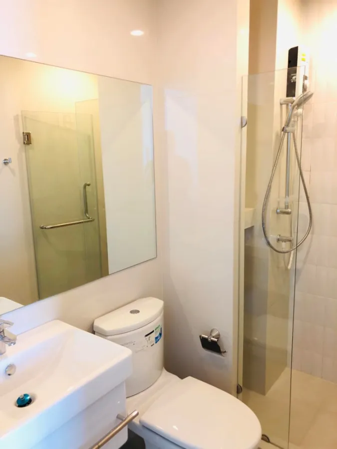 For rent Life Asoke, 15th floor, corner room, south, Asoke view, clear view, beautiful room, very livable, book now, don't wait.