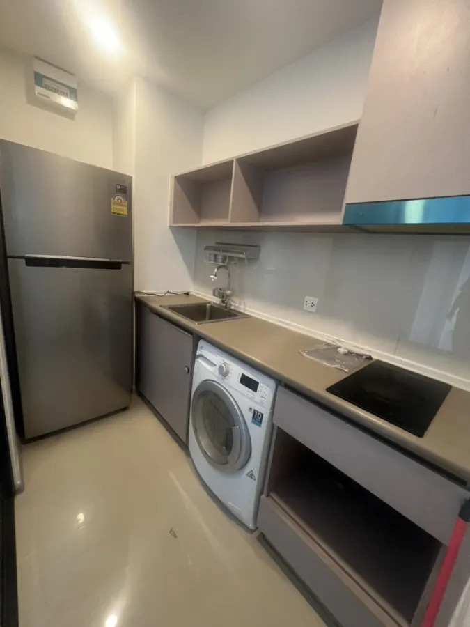 For rent: Aspire Sukhumvit-Onnut, Building B, 8th floor. Spacious and comfortable room, not cramped at all. Highly recommended!