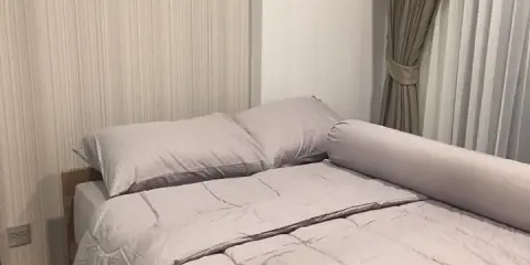 ห้อง 1 Bed ตกแต่งอย่างดี ติดวอลผนังทั้งห้อง ชุดผ้าปูที่นอนก็มีให้ เฟอร์+ไฟฟ้าครบ นัดดูห้องจริงเลย ชอ