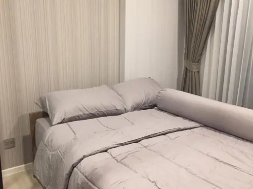 ห้อง 1 Bed ตกแต่งอย่างดี ติดวอลผนังทั้งห้อง ชุดผ้าปูที่นอนก็มีให้ เฟอร์+ไฟฟ้าครบ นัดดูห้องจริงเลย ชอ