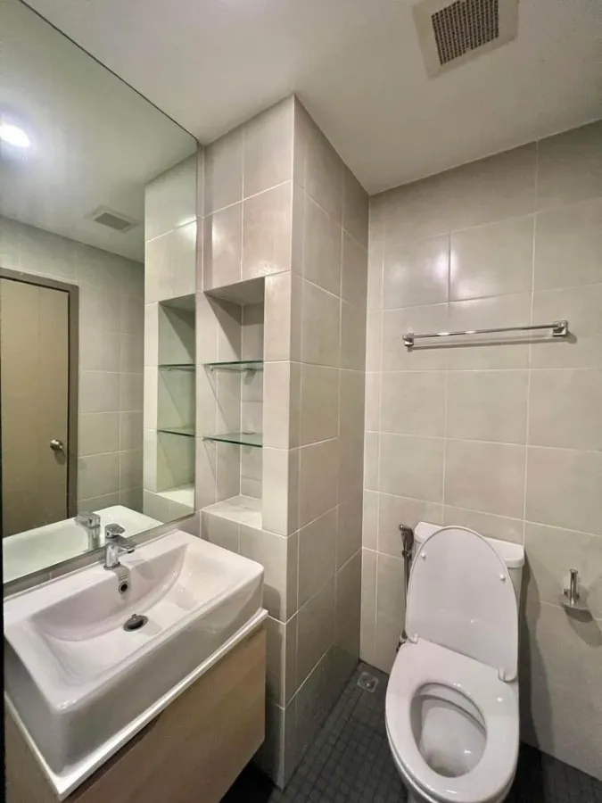 Condo for rent, Ideo O2, 33rd floor, Chao Phraya River view, reasonable price, just carry your bags and move in.
