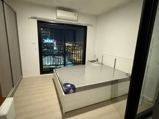 For rent: A Space Mega. A lovely room in a great location with convenient transportation and a beautiful, unobstructed view. Don't miss out!