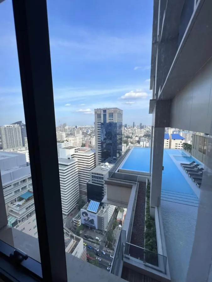 Condo for sale, The Esse Asoke, with a balcony, fully furnished, beautiful room, near the BTS, can't miss it.