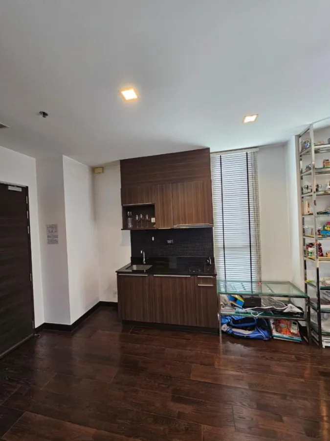For sale: Ideo Q Phayathai, duplex room, high ceiling, very airy, great city view. Hurry and book before you miss out.