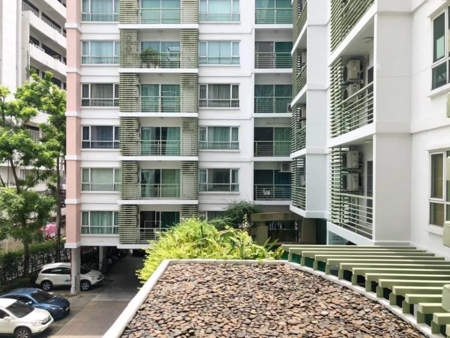 For rent, Phahon Metro, 3rd floor room, pool view, not hot, white room, clean, comfortable to the eye. You're already at ease. You can't miss it. Book