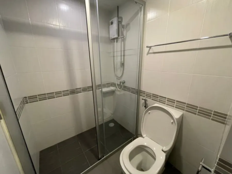 For rent, Lumpini Place Bangna KM.3, 4th floor, corner room, fully furnished, ready to move in. If interested, hurry and reserve now. Don't miss it.