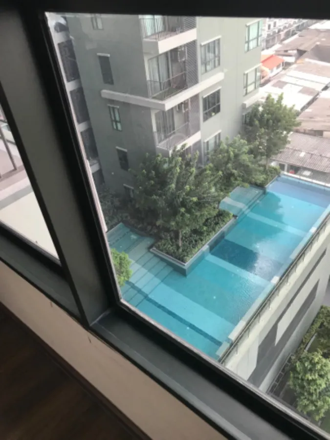For rent, Teal Sathorn-Taksin, Duplex room, 2 bedrooms, 2 bathrooms, high floor, pool view. This price is very worthwhile. Book now.