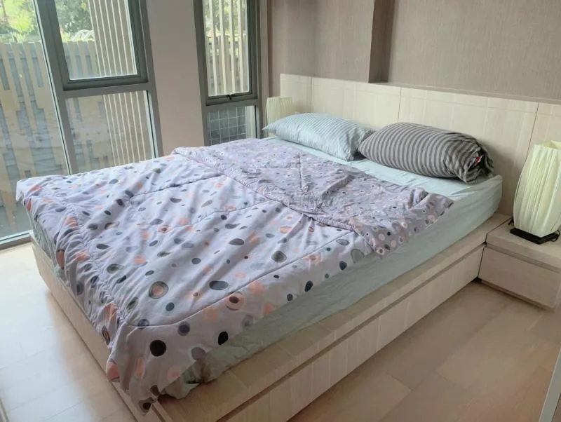 Urgent sale/rent Class Condo Silom, beautiful room, lots of furniture. The location is very attractive for investment, near BTS, easy to travel, hurry and grab it.