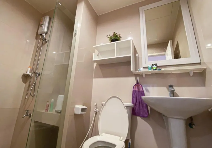 For rent, Manor Sanambinnam, Building D, 18th floor, has a very beautiful view of the Chao Phraya River. Full set of built-in furniture. Book now.