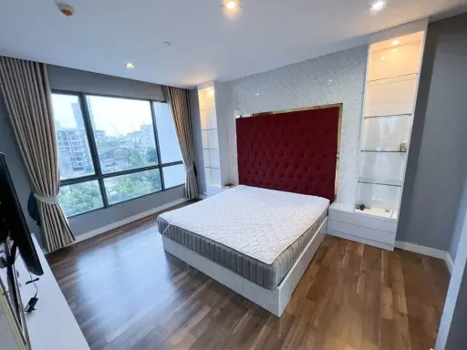 Condo for sale: The Room Sukhumvit 62. Large room with ample usable space. Fully furnished and ready to move in. Well-built. Come reserve now!