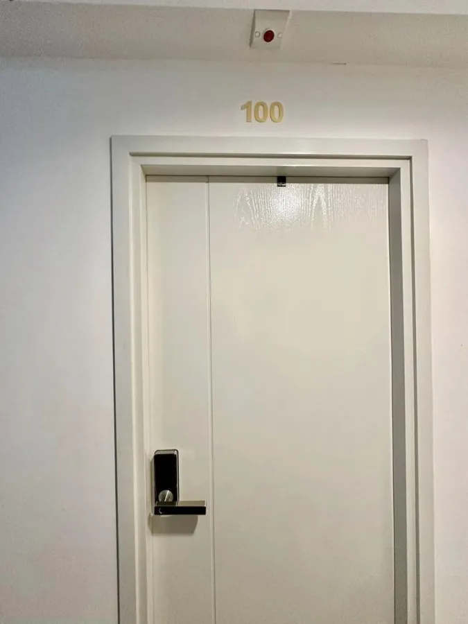 For rent: Reach Phahonyothin 52, swimming pool view, very chill. Complete with full furniture There's a big screen TV in full view. Don't miss it.