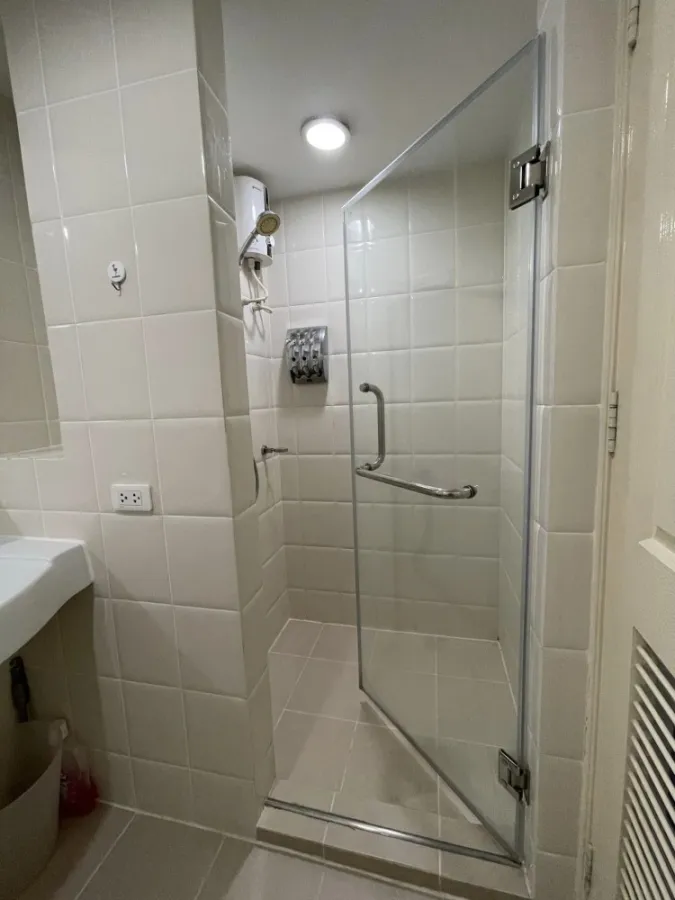 Condo for rent, Baan Navatara, room decorated in white-gray tones. Complete with furniture and electrical appliances. Let me tell you, don't miss it.