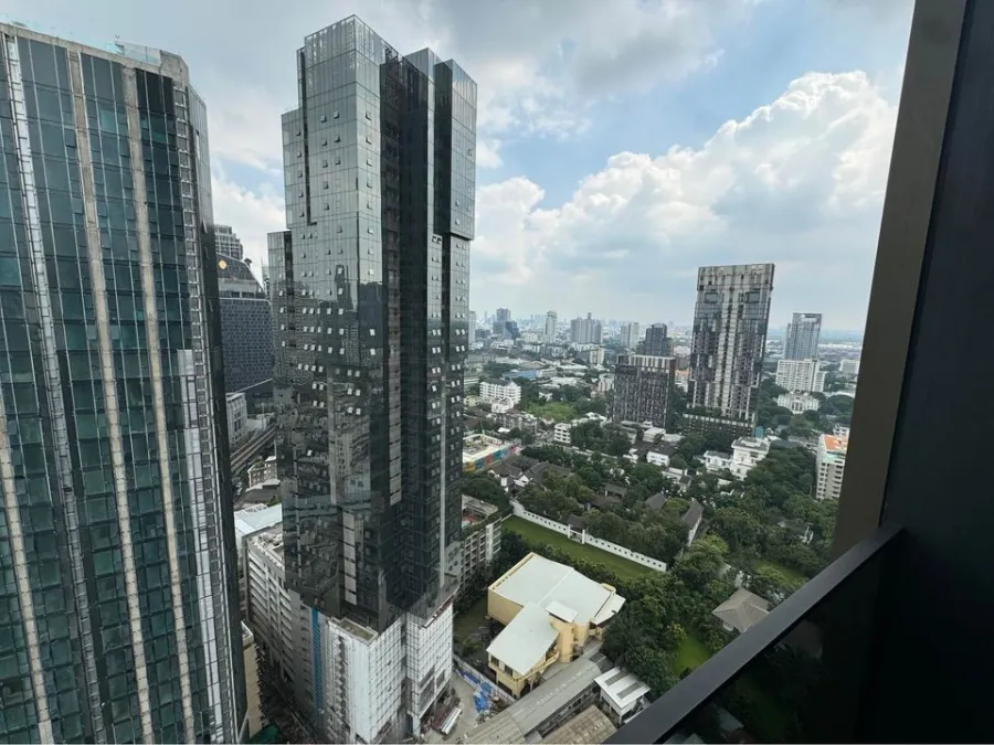 For rent: The Es Sukhumvit 36, a luxury condo on Sukhumvit Road. Beautiful room, high floor, great view. Interested? Book now!