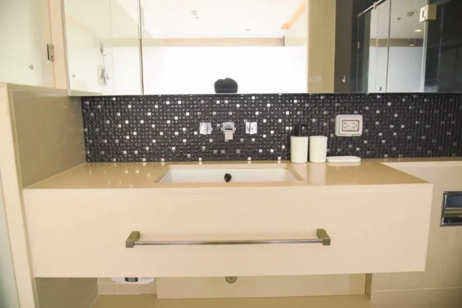 For sale or rent, The Address Sathorn, 2 bedrooms, lots of usable space. Comes with complete amenities. Book now.