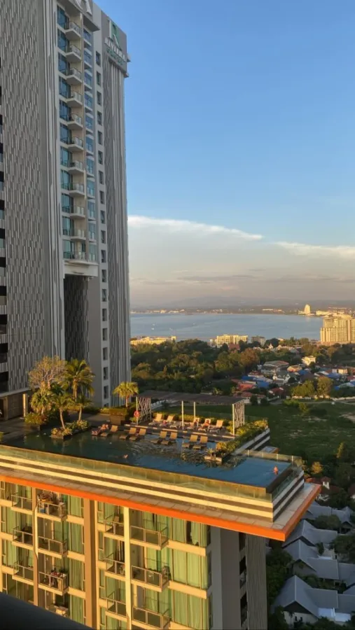 Condo for rent, The Riviera Wongamat Beach (North Pattaya), comfortable bed, sea view, shady, don't miss it.