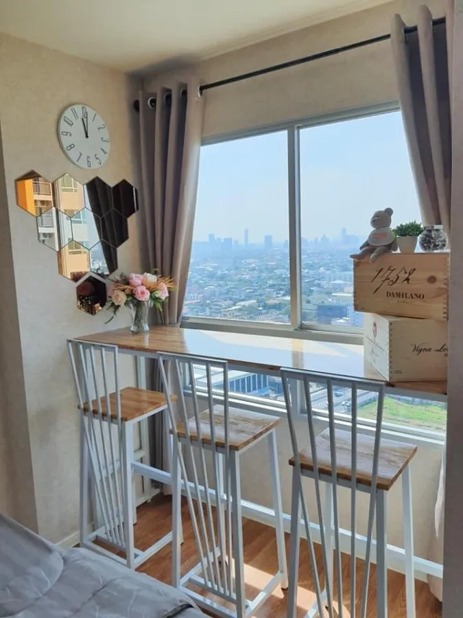 For rent Lumpini Ville Phatthanakan-Srinakarin. The city view is very beautiful. The room is nice and has wallpaper throughout the room. Don't miss it