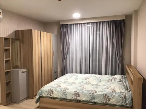 For rent, cool and comfortable, Condo Lat Phrao 101, decorated with beautiful wallpaper, complete with matching furniture set, very worth booking.